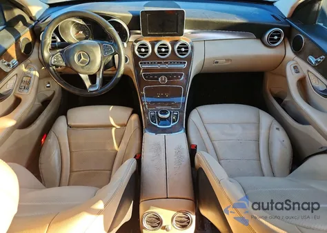 2017 Mercedes-Benz C 300 z USA, uszkodzony, nr VIN 55SWF4JB9HU197021